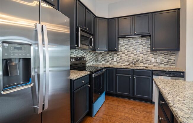Gorgeous 2/2 Condo w/ Pool and Gym in Great Location!