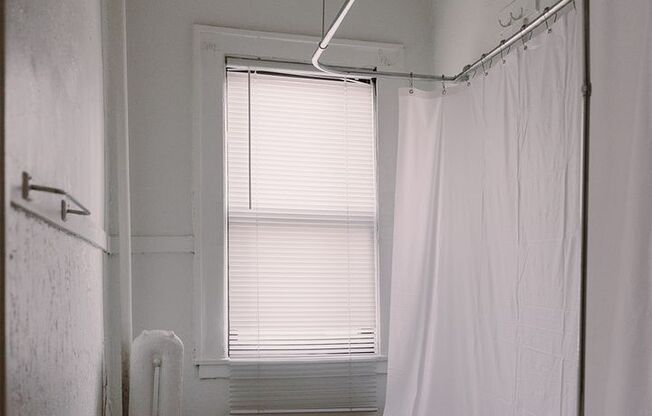 2 beds, 1 bath, 901 sqft, $1,250, Unit 315-21