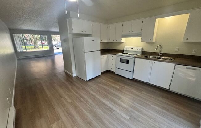 2 beds, 1 bath, 845 sqft, $1,625, Unit 42