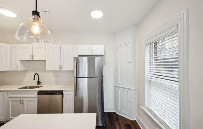 1 bed, 1 bath, 550 sqft, $2,100