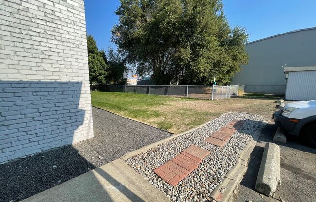 2 beds, 1 bath, 760 sqft, $1,100, Unit 10