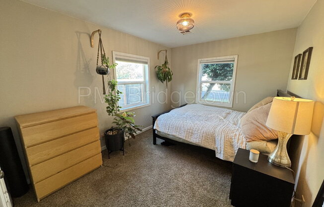 2 beds, 1 bath, 904 sqft, $2,190