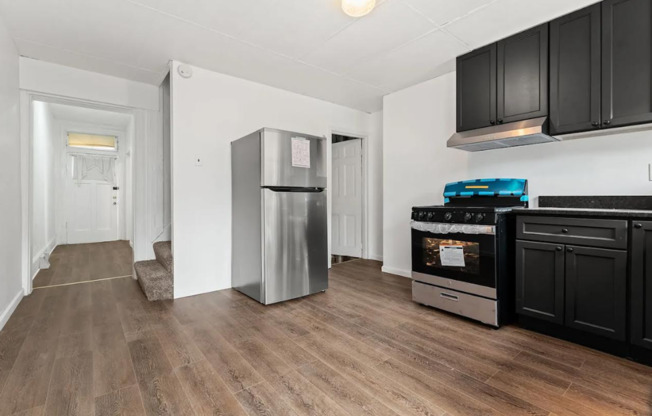 MOVE IN SPECIAL! SCORE HALF OFF 1ST MONTH'S RENT IF SIGNED BY NOV. 15! Beautiful 3 Bedroom home in South side available now!