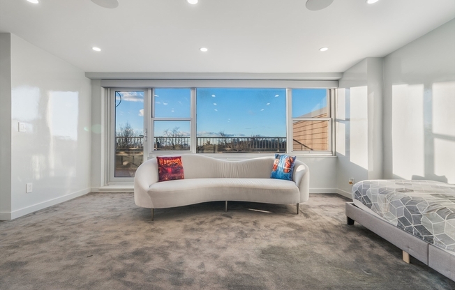 3 beds, 3 baths, 1,640 sqft, $6,500, Unit 6F