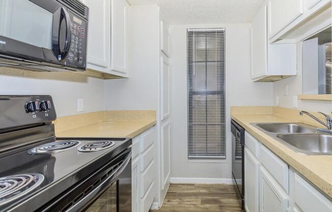 2 beds, 2 baths, 933 sqft, $925