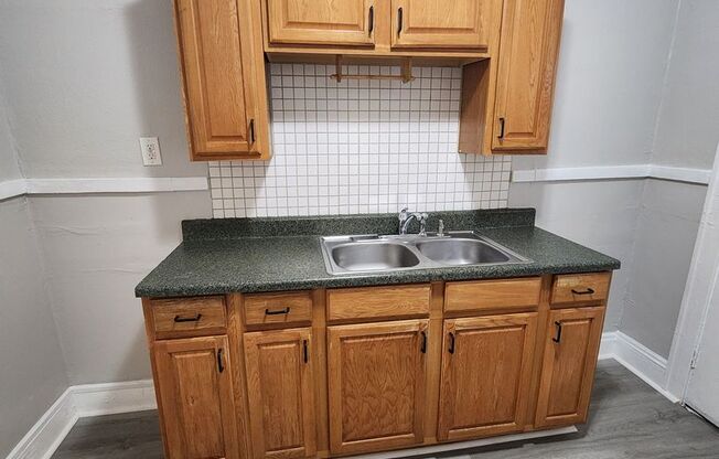 1 bed, 1 bath, $850, Unit Unit 2