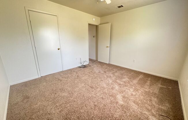 2 beds, 1 bath, 895 sqft, $700