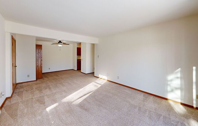 2 beds, 1 bath, 965 sqft, $1,660, Unit 7717CB