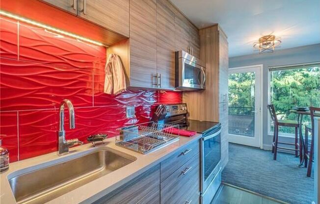 Cozy 1bd Condo in Heart of Downtown Kirkland!