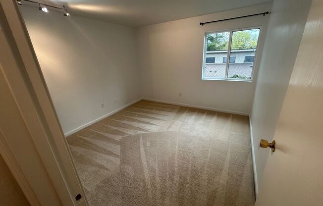 Kick Back, You’re Home! Top-Floor Bliss in the Heart of Kirkland.