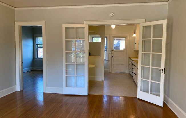 Spanish-Style Apartment Close to Belmont/Laurelhurst Located on Famous Peacock Lane! Loaded with Charm!