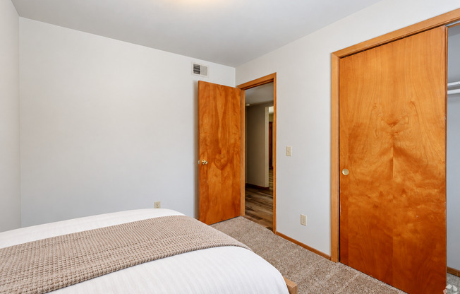 2 beds, 1 bath, 700 sqft, $925, Unit B-7622