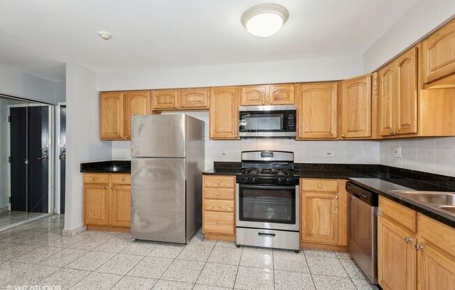 2 beds, 2 baths, 1,085 sqft, $1,995, Unit 5202-307