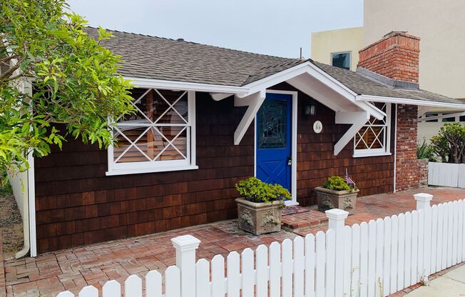 Charming beach 2 bedroom / 1 bath beach cottage steps from the Bay and Beach on Balboa Peninsula