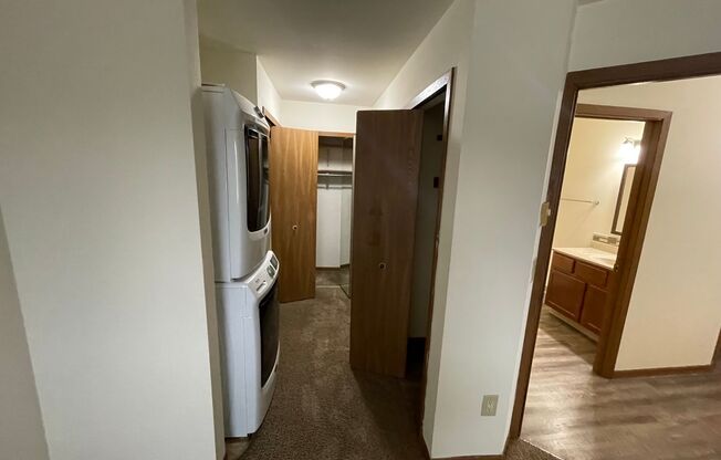 3 beds, 1 bath, 1,040 sqft, $1,695, Unit 3172-304