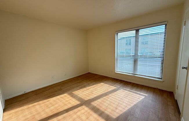 2 beds, 1 bath, 924 sqft, $1,699, Unit OPA-131