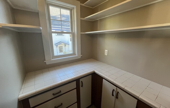3 beds, 1 bath, 1,300 sqft, $3,200, Unit 2