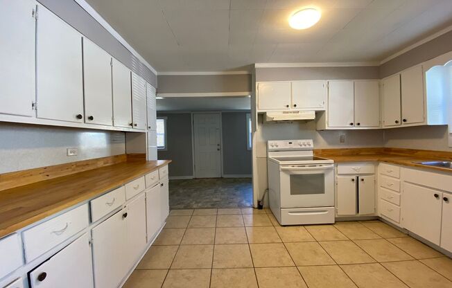 3 beds, 1 bath, $950