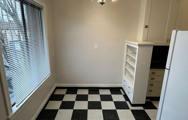 Studio, 1 bath, 330 sqft, $1,095, Unit 306