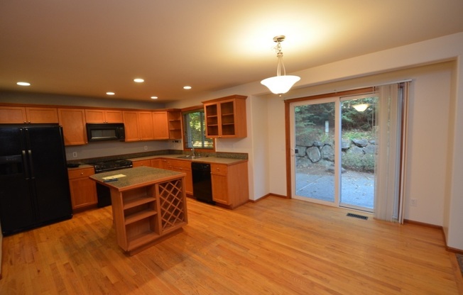 Spacious home in Maple Valley Neighborhood, Wilderness Hollow