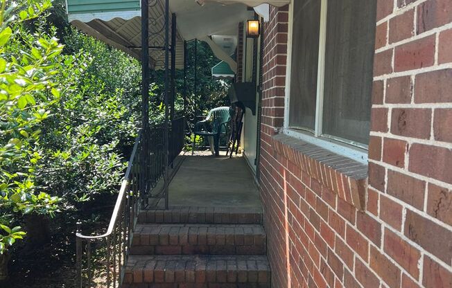Cute 3 bedroom Brick Ranch Near Downtown and Campus!
