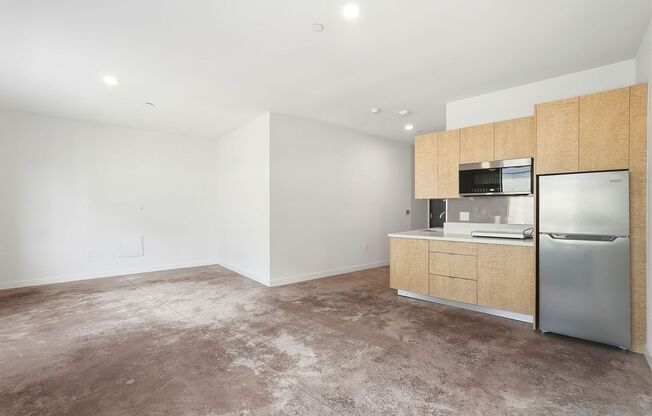 Studio, 1 bath, 305 sqft, $1,895, Unit 560