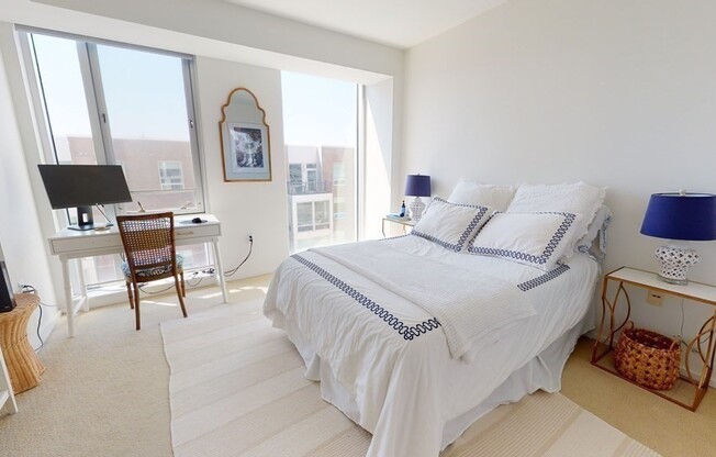 3 beds, 1 bath, 950 sqft, $4,800, Unit 706