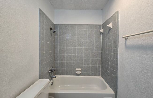 2 beds, 1 bath, $895, Unit 501 Northern Dove Lane - Unit C