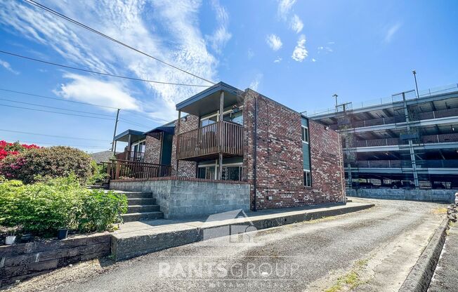 Cute 2:1 Apartment Downtown Olympia with Covered Parking!