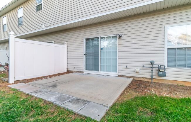 Charming end unit townhome in Matthews!