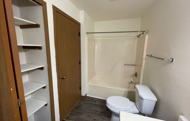 3 beds, 1 bath, 1,040 sqft, $1,695, Unit 3156-208