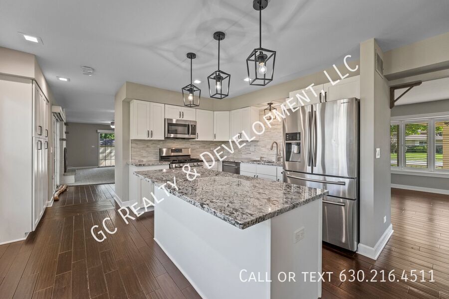 6 S 110 CARLYLE CT