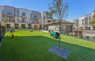 the preserve at ballantyne commons yard and green grass at Meridian at CityPlace, Woodbury, 55125