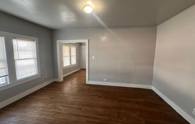 2 beds, 1 bath, 987 sqft, $925