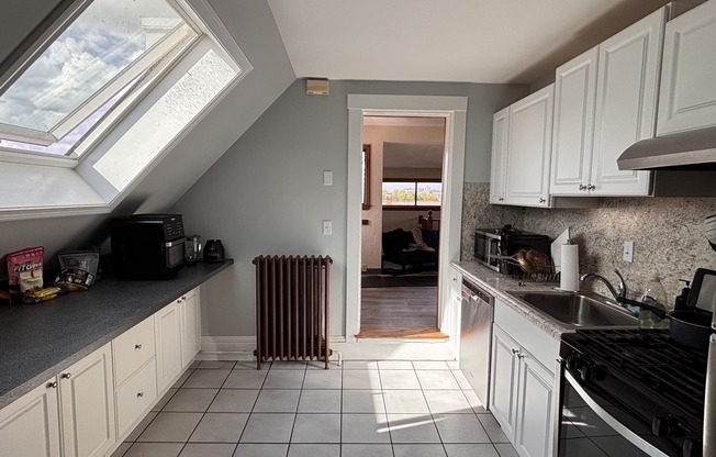 2 beds, 1 bath, $2,800, Unit 3