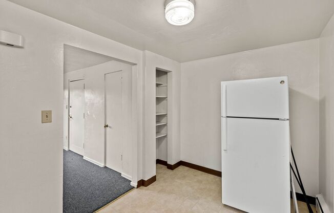 2 beds, 1 bath, $949, Unit 10615 Lindberg Ave. C5 - Apt. 5