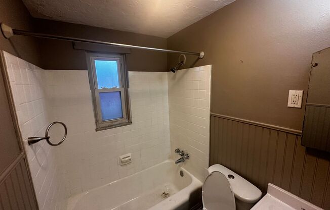 2 beds, 1 bath, $1,100, Unit 479 3rd St Unit 7