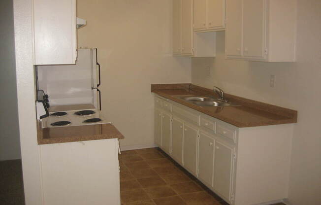 2 beds, 1 bath, $2,100, Unit G