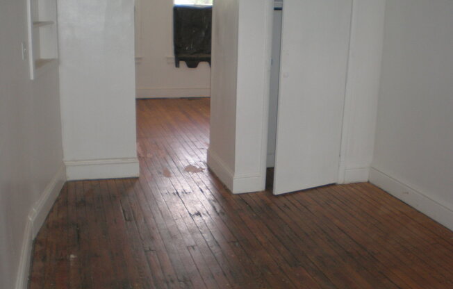 Second month HALF OFF! Rent-Video in pictures! 1st floor apartment West End of York City with Parking