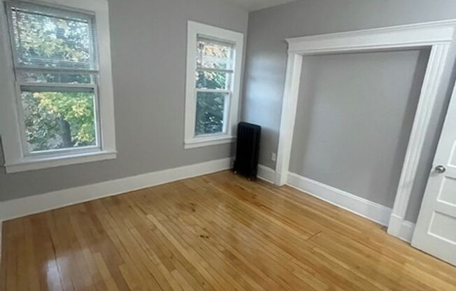 4 beds, 1 bath, $2,000, Unit 155 Belmont Unit #2R