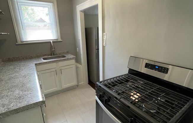 2 beds, 1 bath, $1,095, Unit 1702 1/2 Lake Ave