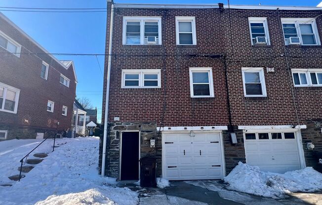 Stunning 3-Bed Twin Home in Lansdowne! Available May 1st!