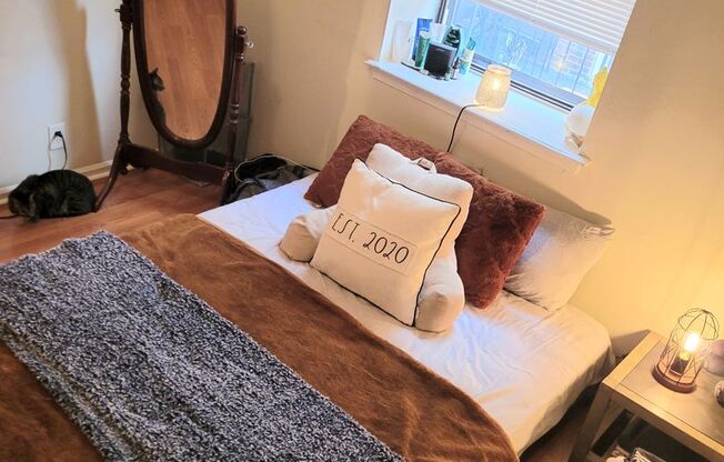 1 bed, 1 bath, $1,099, Unit B10