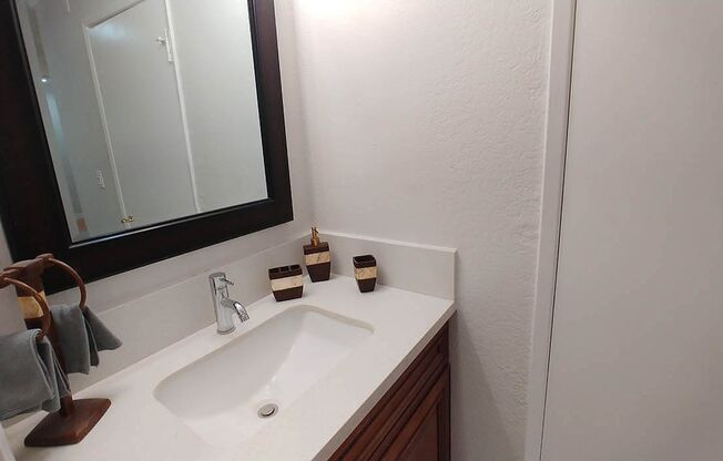 2 beds, 2 baths, 910 sqft, $2,850, Unit 512