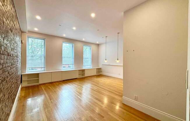 229 W 116 ST