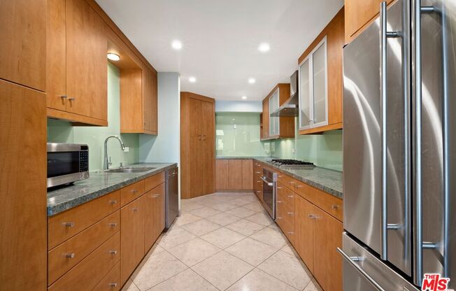 435 ARNAZ DR