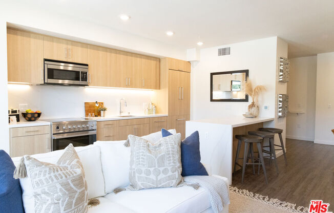 3 beds, 2.5 baths, 1,661 sqft, $9,300, Unit 405PHW