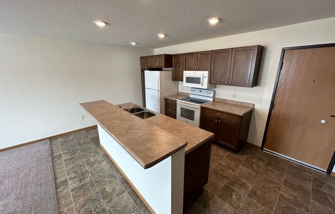 2 beds, 1 bath, $1,250, Unit 102