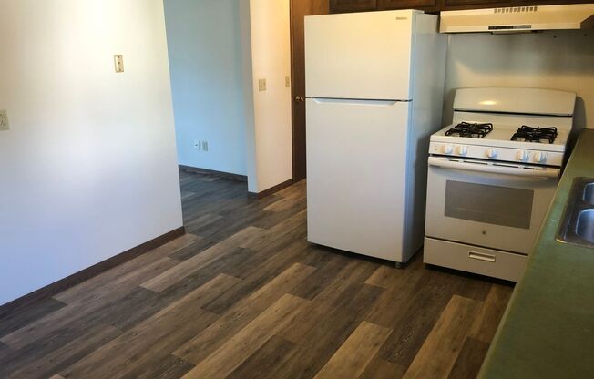 2 beds, 1 bath, 960 sqft, $895