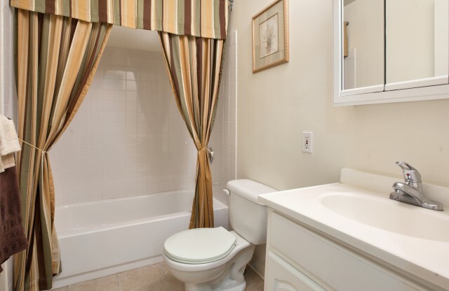 Ornate Bathroom | Allentown Apartments | Lehigh Square
